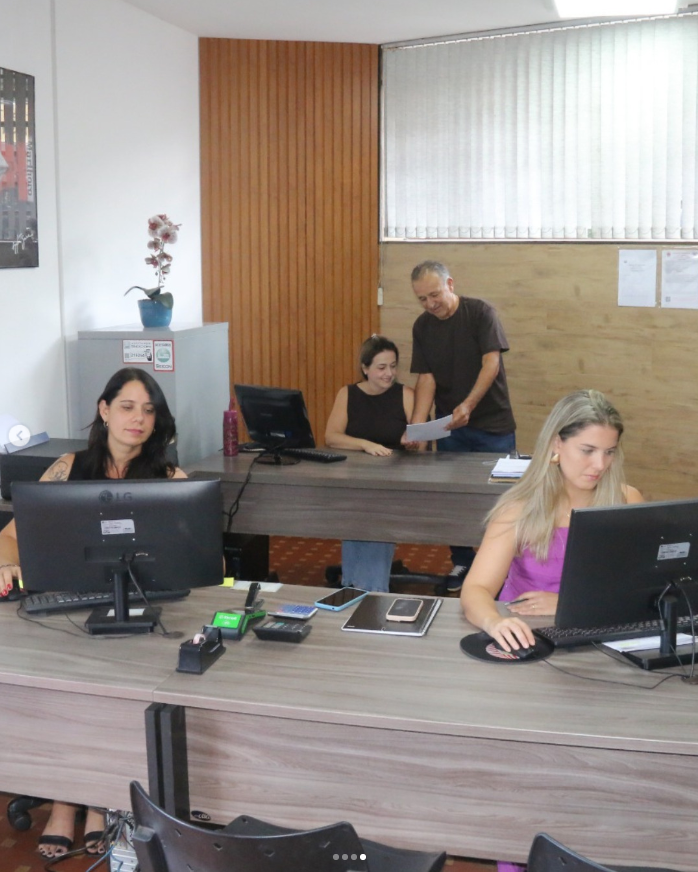 Equipe da Auto Escola Nacional no atendimento