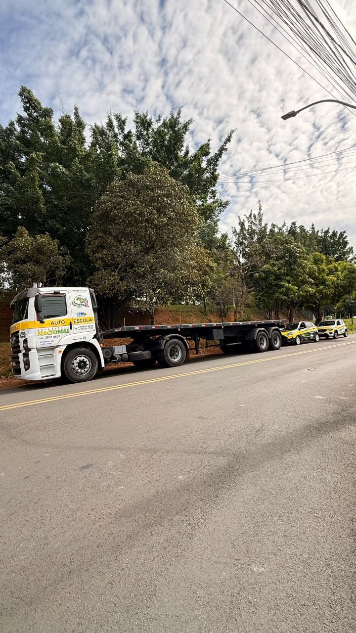Caminhão categoria E da Auto Escola Nacional